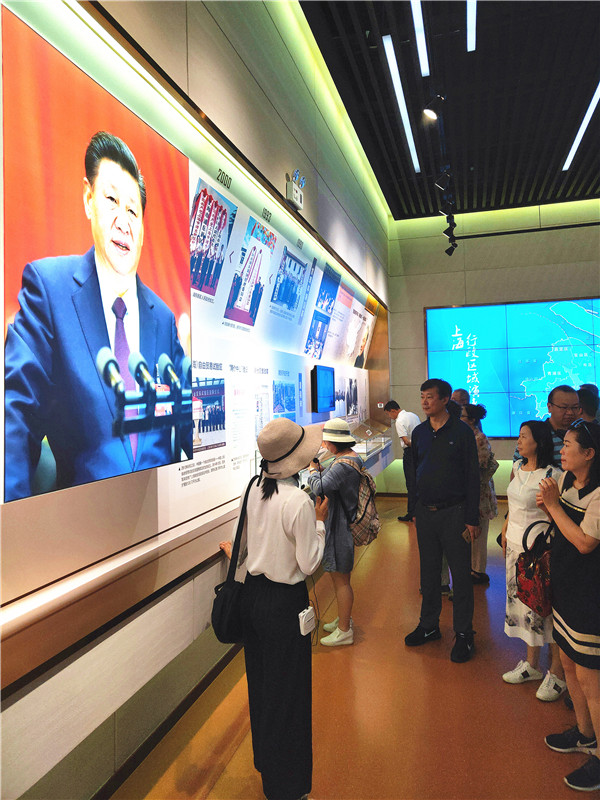 九三学社长春市委员会专职副主委李铭和社员们一同参加现场教学.jpg