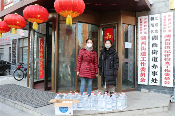 为湖西街道捐赠酒精消毒液和医用手套.jpg