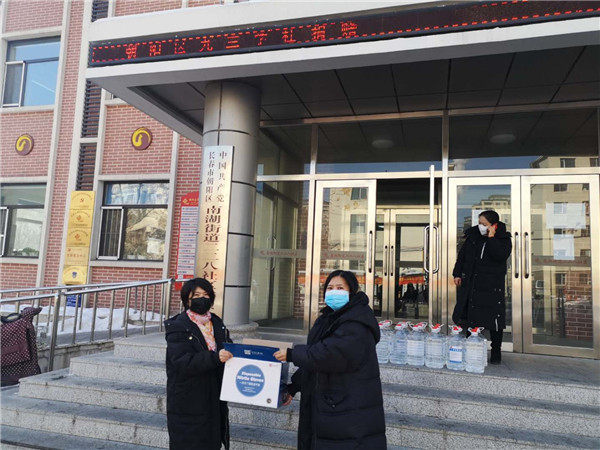 为南湖街道二二八社区捐赠酒精消毒液和医用手套.jpg