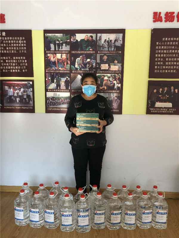 为红旗街道天宝社区捐赠酒精消毒液和医用手套.jpg