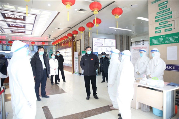 主委冷向阳在学校附属医院指导疫情防治工作1.jpg