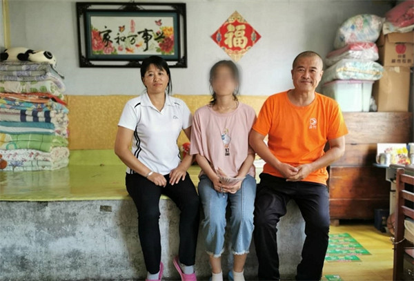 九三学社绿园区委员会代表与受助学生合影2.jpg