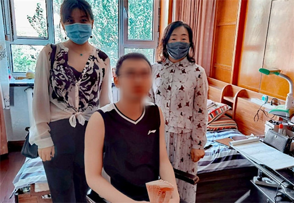 九三学社绿园区委员会代表与受助学生合影3.jpg