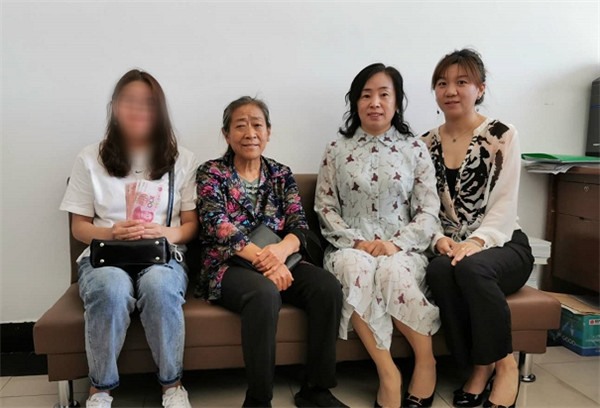 九三学社绿园区委员会代表与受助学生合影1.jpg