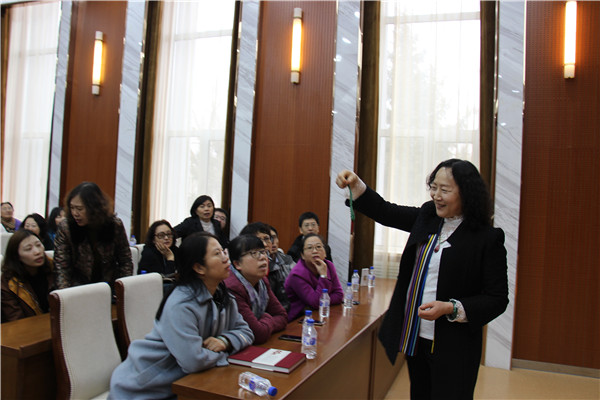 续颜主委带来了一些宝石供大家实物观察学习.JPG